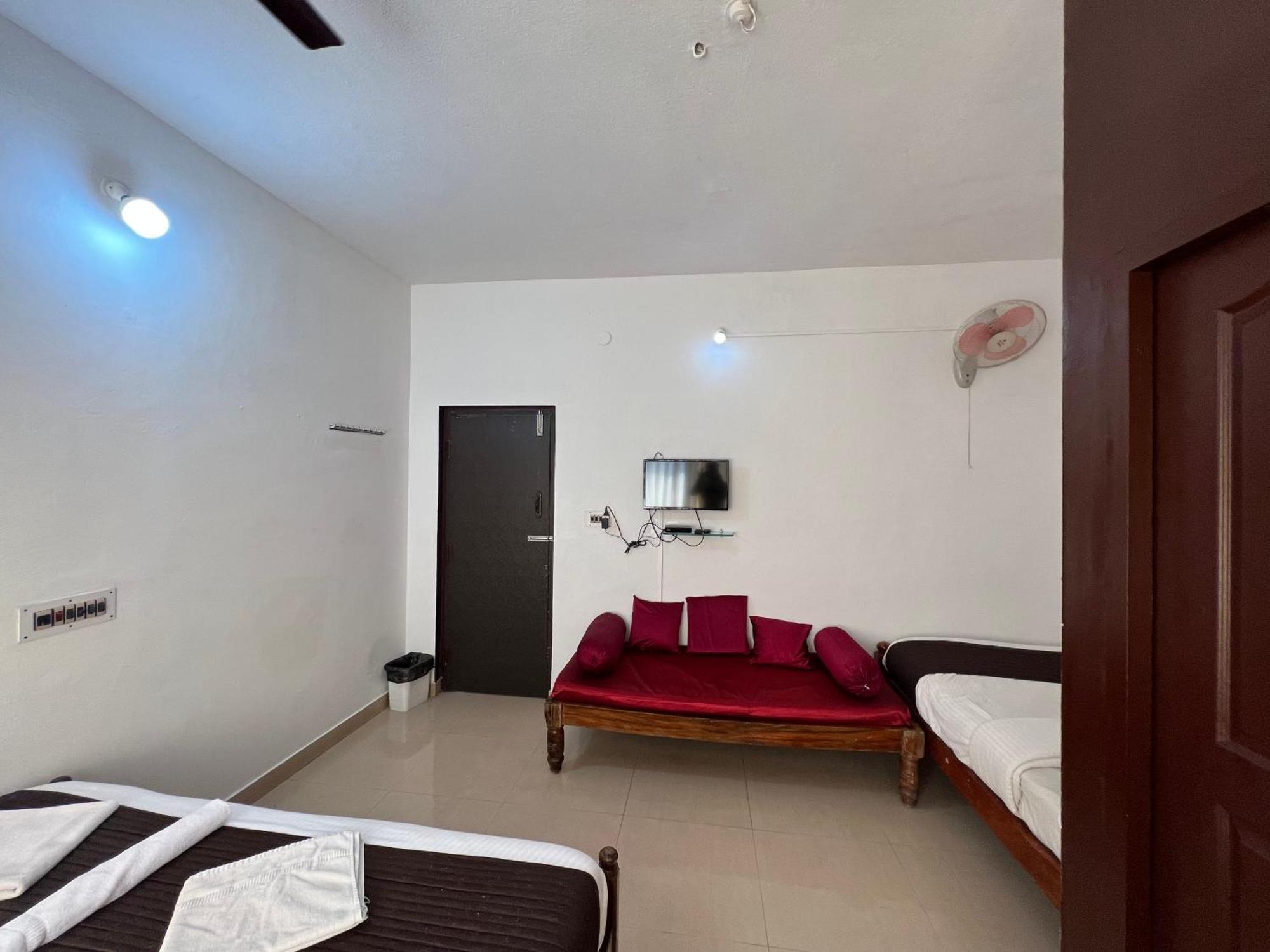 Hotel Caveri Inn Мадикери Екстериор снимка
